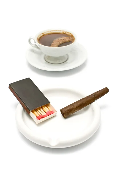 Сигара со спичками и чашкой кофе — стоковое фото