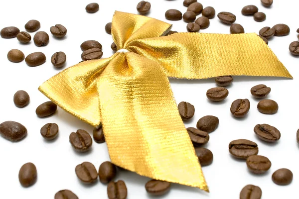 Grãos de café com arco presente de ouro — Fotografia de Stock