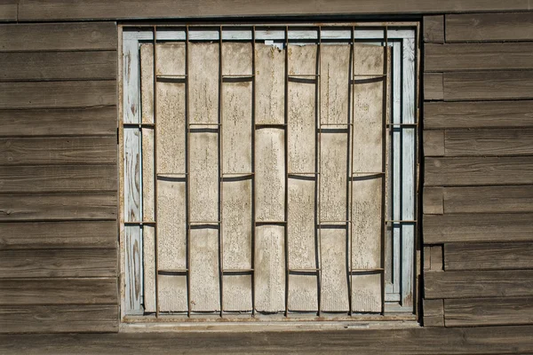 Vecchia parete di legno con finestra sbarrata come sfondo — Foto Stock