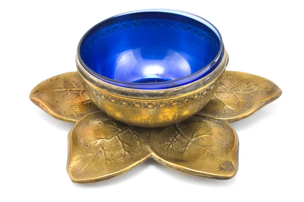 古色古香的黄铜锅用蓝色玻璃 — 图库照片