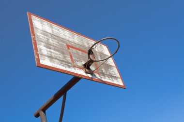 eski Basketbol çember üzerinde mavi gökyüzü