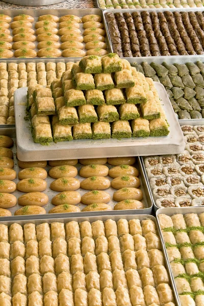 Turkiska sötsaker på tallrikar — Stockfoto