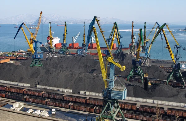 Carico di carbone su una nave — Foto Stock