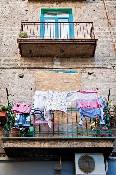 Italienisches Haus mit Wäscherei Stockbild