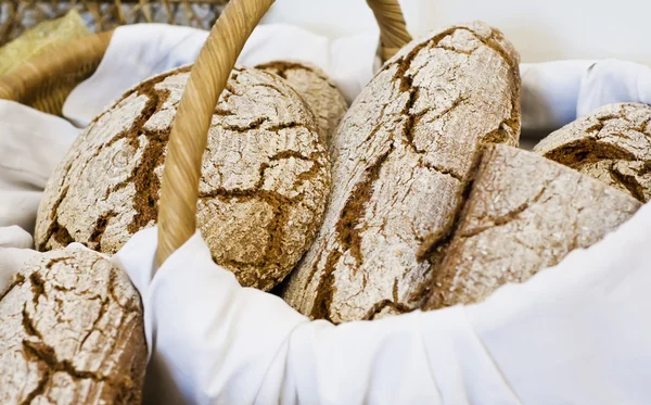 Cesta cheia de pão — Fotografia de Stock