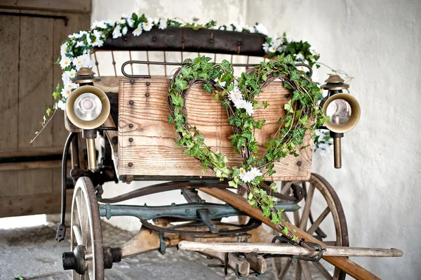 Wooden wedding carriage — Stock Photo, Image