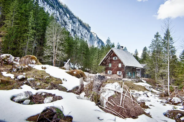 Pequeña cabaña en el paisaje de invierno — Foto de Stock