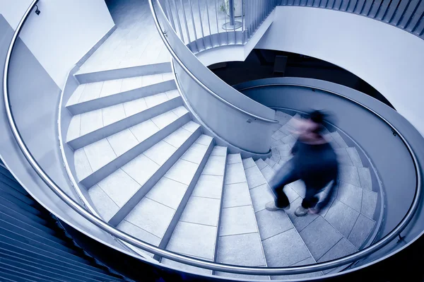 Muž chůzi po schodech — Stock fotografie
