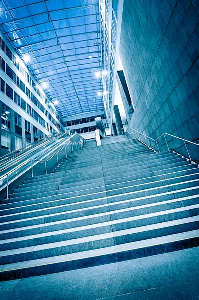 Schritte in einem modernen Gebäude — Stockfoto
