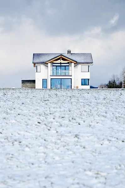 Дом на зимнем лугу — стоковое фото