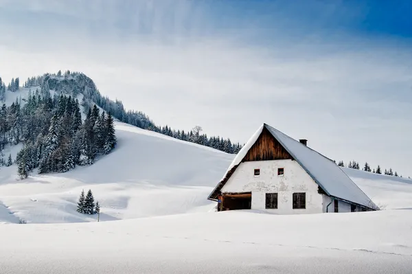 小さな小屋で牧歌的な冬 — ストック写真