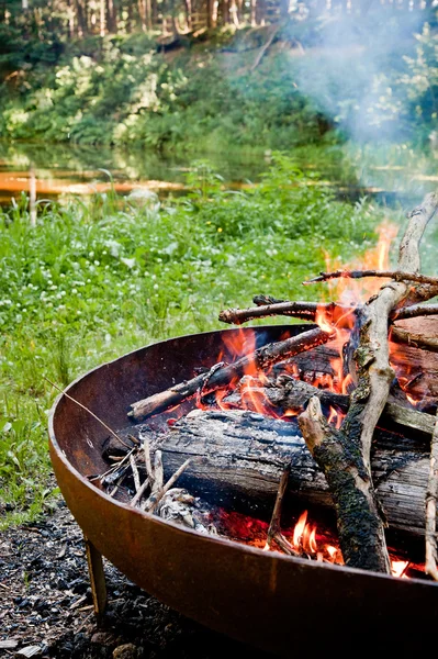 Lagerfeuer in der Wildnis — Stockfoto