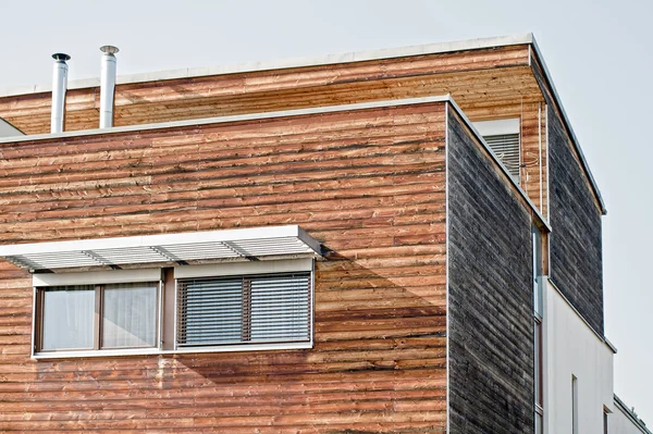 Casa de madera moderna — Foto de Stock