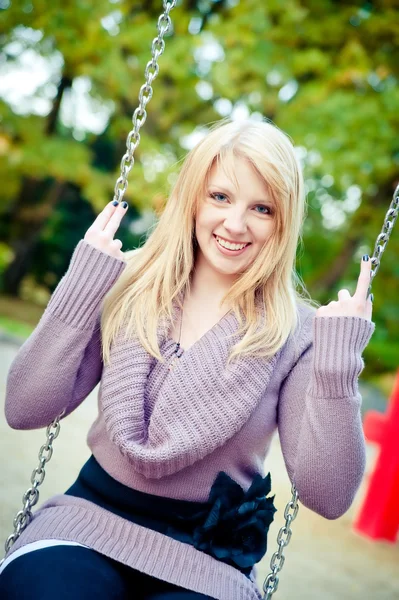 Femme blonde sur un swing — Photo