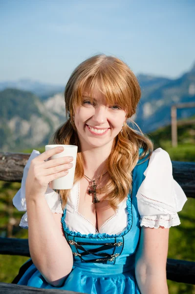 Radosna dziewczyna z szklanki mleka — Zdjęcie stockowe