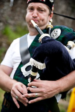 Scotsman playing Bagpipe clipart