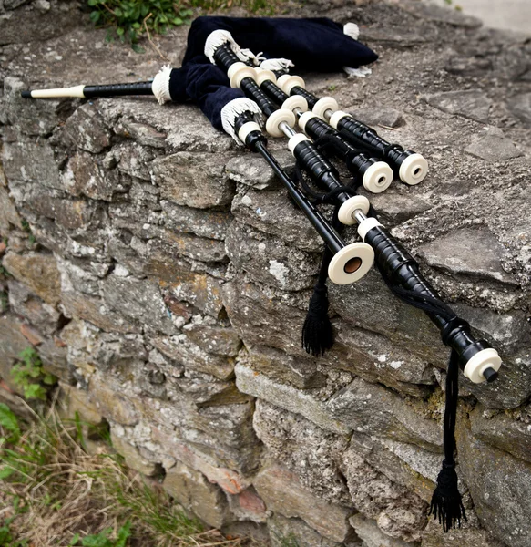 Bagpipes em uma parede de pedra — Fotografia de Stock