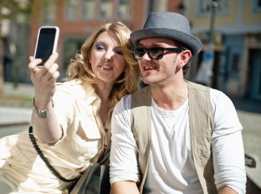 Çift kendi portresini yapar