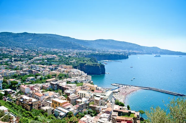 Stadt an der Küste von Amalfi — Stockfoto