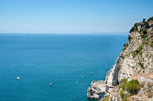 Klippen an der Küste von Amalfi — Stockfoto