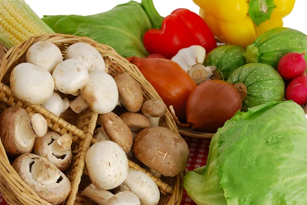 Свежие овощи и грибы — стоковое фото