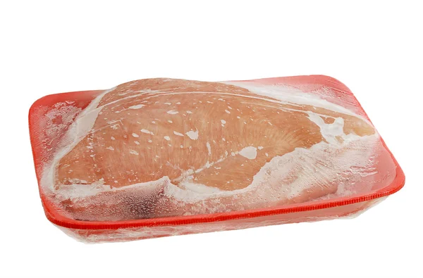 Замороженная грудка из сырой индейки на подносе для мяса пены — стоковое фото