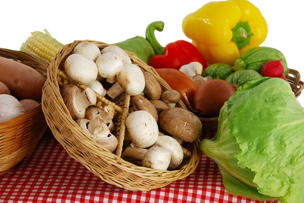 Farmář trhu stojí s bohatou škálu zeleniny Stock Fotografie