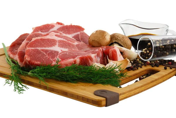 Rohes Steak mit Pilzen Dill und Gewürzen lizenzfreie Stockfotos