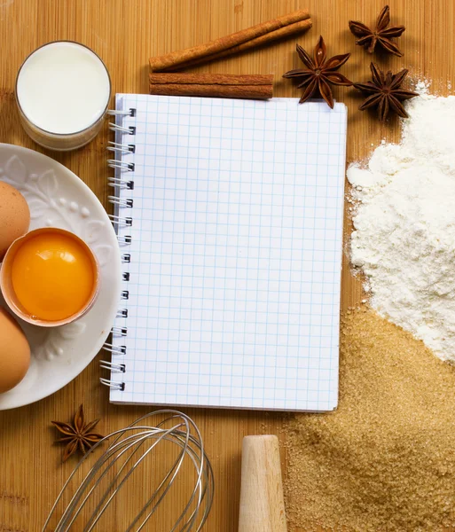 Anteckningsbok för recept med bakning ingredienser — Stockfoto