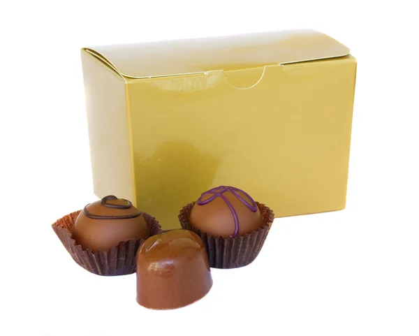 Doces de chocolate com caixa dourada — Fotografia de Stock