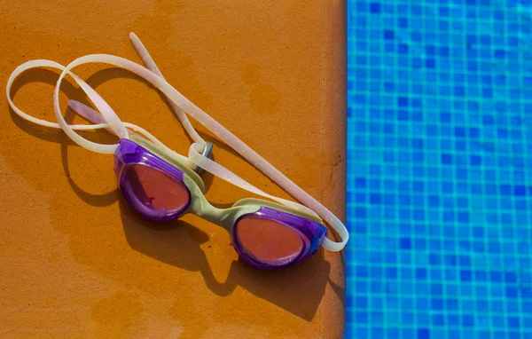 havuz kenarında döşeme googgles