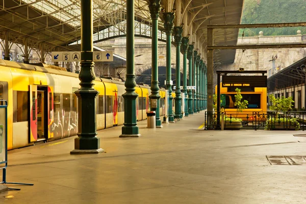 Железнодорожный вокзал, Порту, Португалия — стоковое фото