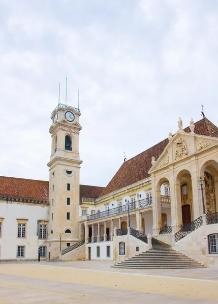 Ярд старого университета в Коимбре, Португалия — стоковое фото