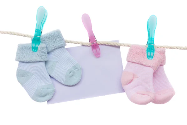 Calcetines azules y rosados bebé con sobre en blanco —  Fotos de Stock