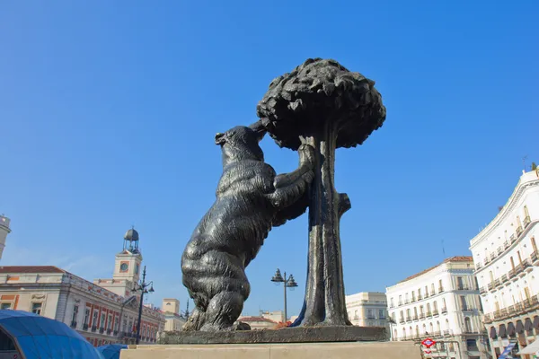 Bear with strawberry tree, Madrid, Spain — Stock Photo, Image