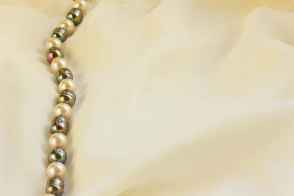 白色丝绸带珍珠边框 — 图库照片