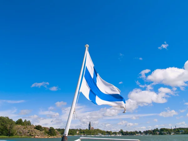 Finská vlajka nad přístav v naantali, Finsko — Stock fotografie