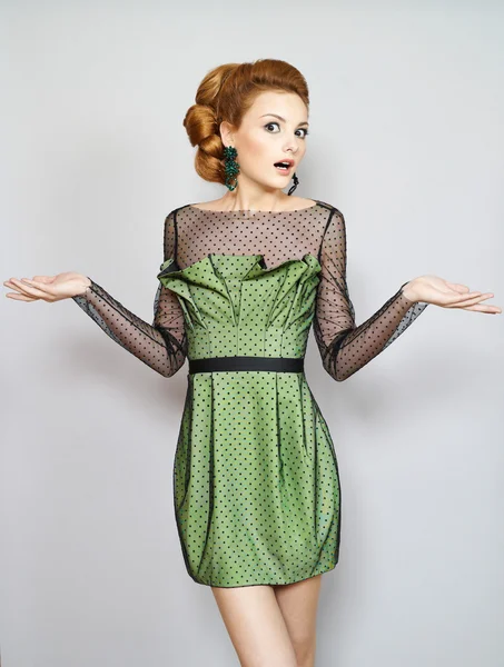 La bella donna con un vestito verde — Foto Stock
