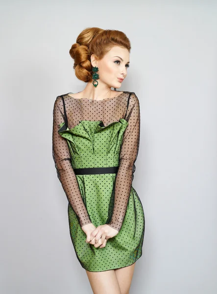 Den vackra kvinnan i en grön klänning — Stockfoto