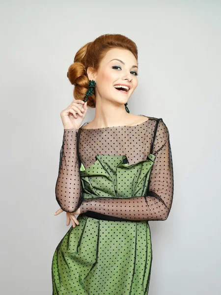 La bella donna con un vestito verde — Foto Stock