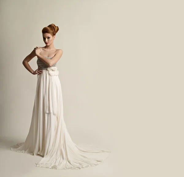 La bella donna con un vestito bianco — Foto Stock