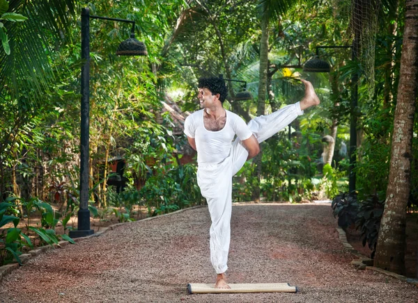 Yoga ett ben, balansera pose — Stockfoto