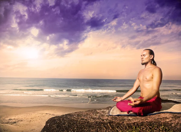 Yoga, meditasyon okyanus yakın — Stok fotoğraf