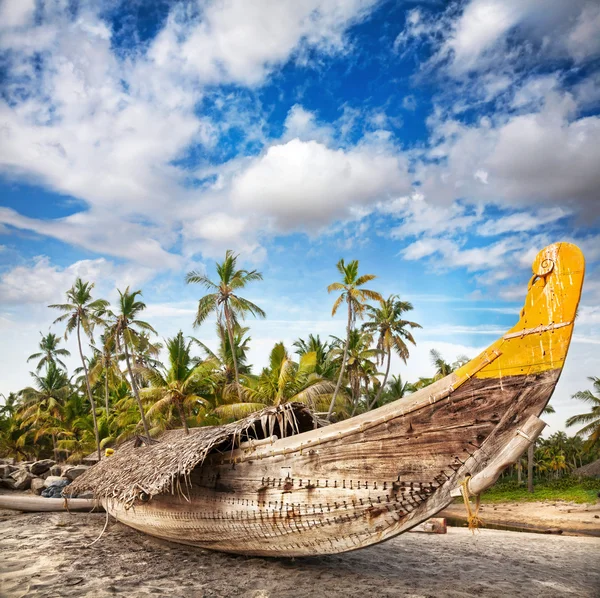 Barco de pescador na praia — Fotografia de Stock