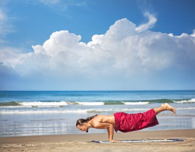 Yoga mayurasana tavus kuşu pozu