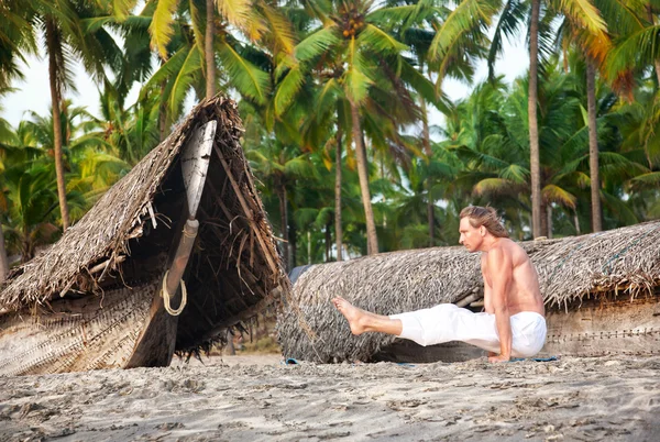在海滩上瑜伽 angusthasana 姿势 — 图库照片