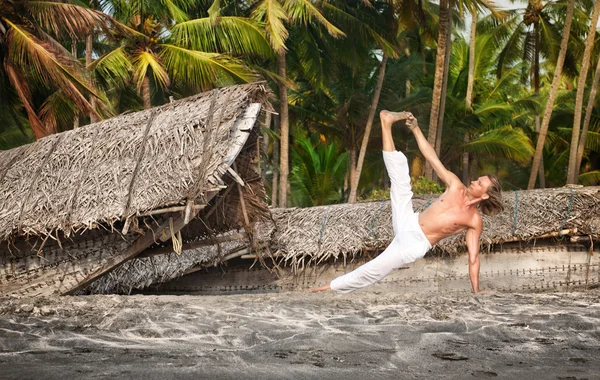 Yoga vasisthasana postura prancha lateral — Fotografia de Stock