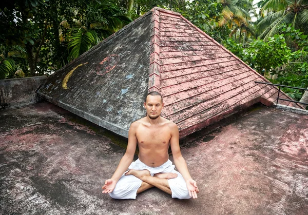Yoga meditation på taket — Stockfoto