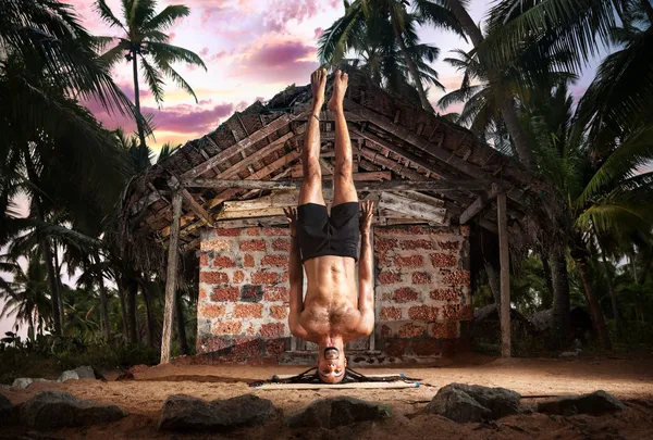 Yoga head stand without hands — Stock Photo, Image