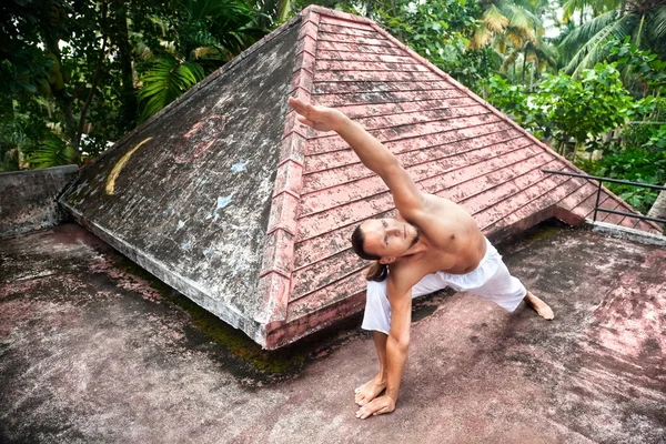 Yoga horizon pose on the roof — Stock Photo, Image